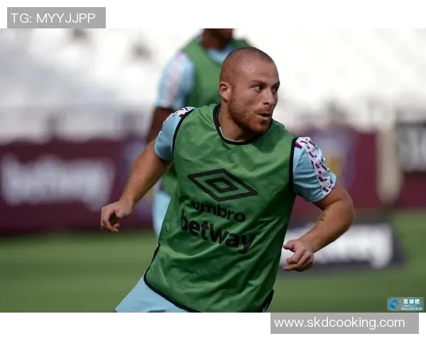 足球球星膝盖突出现象解析及其对运动表现的影响与预防措施